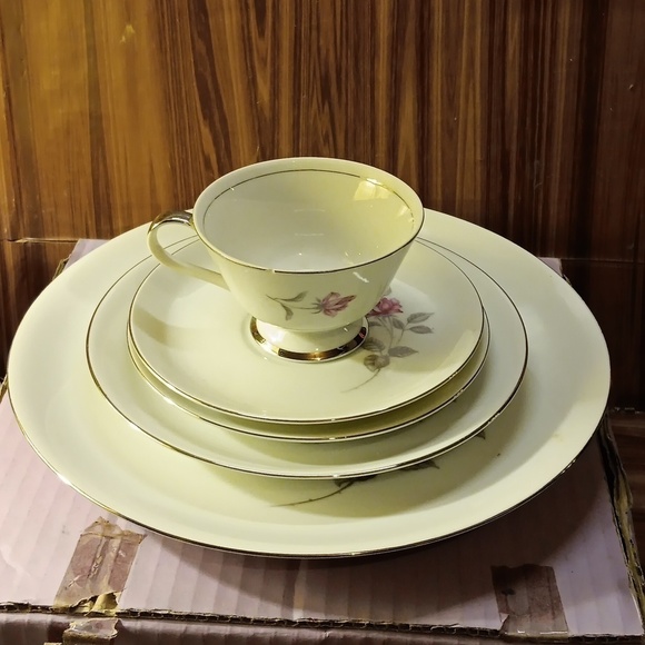 Lennard Fine China Enchanted Rose 5 piece place setting - Picture 4 of 5